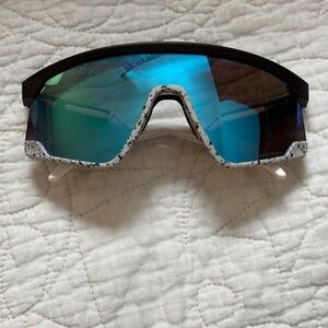 Oakley Stylish Blue and Black Sports Sunglasses in like new good used condition